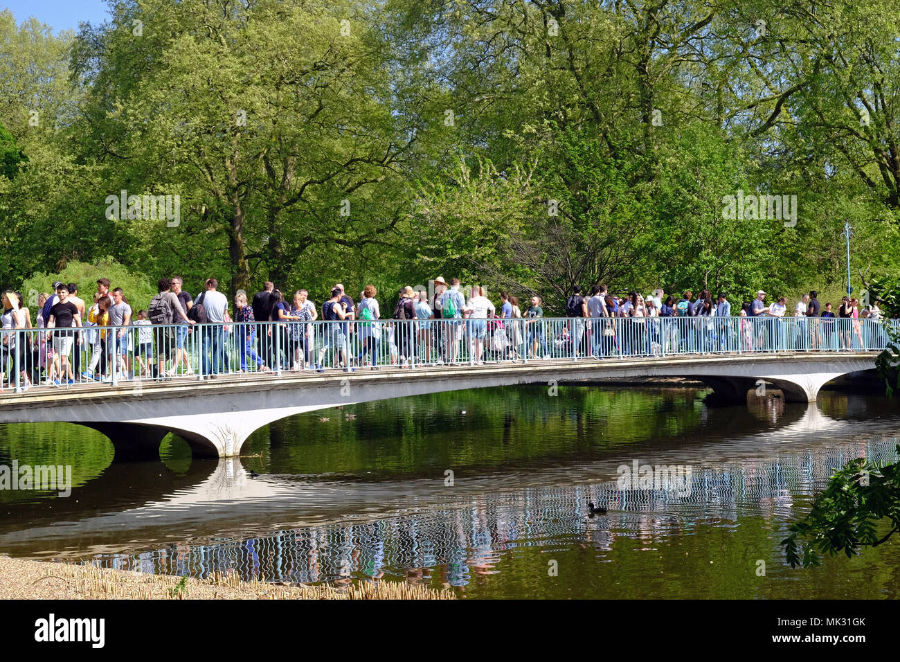 Londra Meteo. St James Park, Londra, Regno Unito, 6 maggio, 2018. Il ponte blu in St James Park è impaccato con le persone che si godono il caldo su questo weekend. Credito: Judi Saunders/Alamy Live News Foto Stock