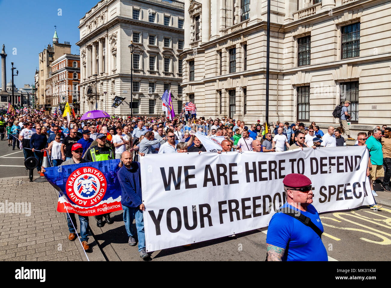 Londra, Regno Unito. Il 6 maggio 2018. Persone provenienti da tutto il Regno Unito si radunano in Whitehall per prendere parte a una libertà di parola rally organizzato dall'ala destra attivista Tommy Robinson. Credito: Concedere Rooney/Alamy Live News Foto Stock