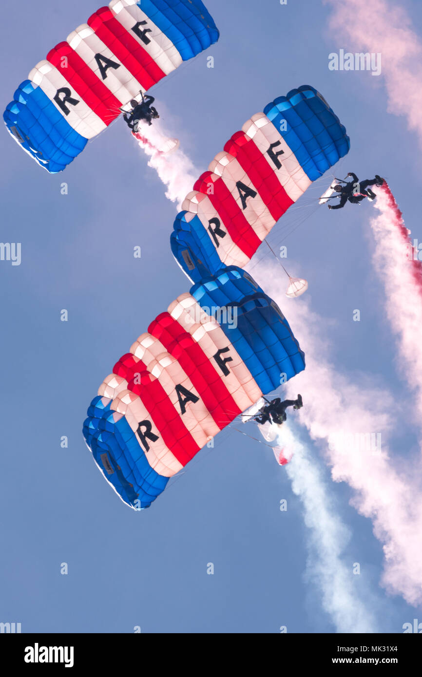 Per la loro prima apparizione della stagione la RAF Falchi parachute display team, ha consegnato il matchball per una finale di Coppa del gioco che è stato ospitato da Newtown FC. Superba azzurro del cielo per la discesa con il paracadute. Il match, JD Welsh Cup finale a era tra Aberystwyth Town e Connah's Quay nomadi Foto Stock