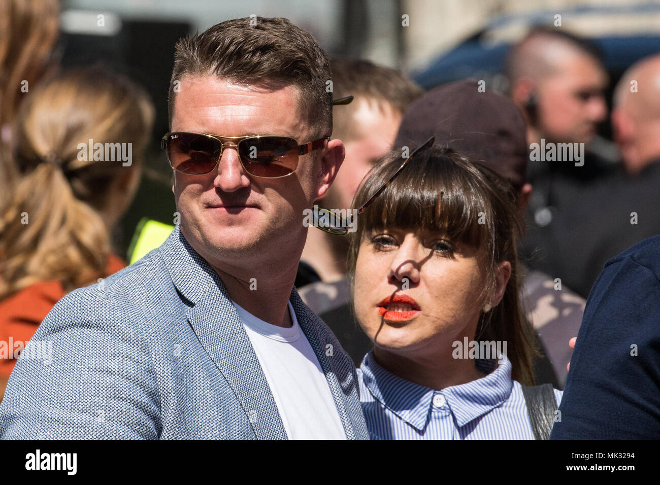 Londra, Regno Unito. Il 6 maggio, 2018. Stephen Yaxley-Lennon, noto anche come Tommy Robinson, ex leader della difesa inglese League, si prepara ad affrontare la estrema destra calcio democratico Lads Alliance's 'Day di libertà" per Whitehall. Credito: Mark Kerrison/Alamy Live News Foto Stock