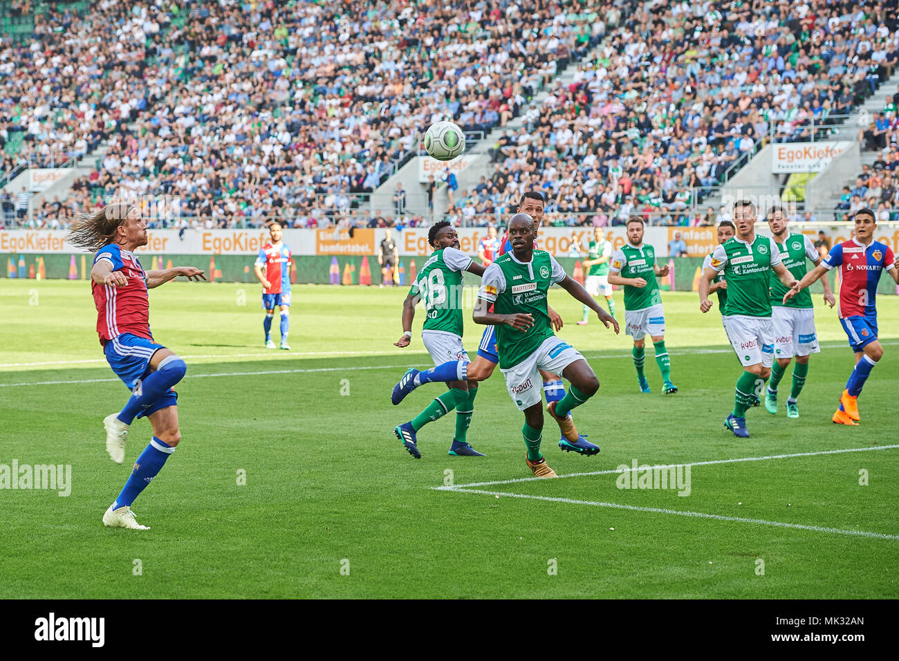 San Gallo, Svizzera. Il 6 maggio 2018. Yrondu Musavu-King e Michael Lang durante il Raiffeisen Super League FC SAN GALLO 1879 vs FC Basilea. Credito: Rolf Simeone/Alamy Live News Foto Stock