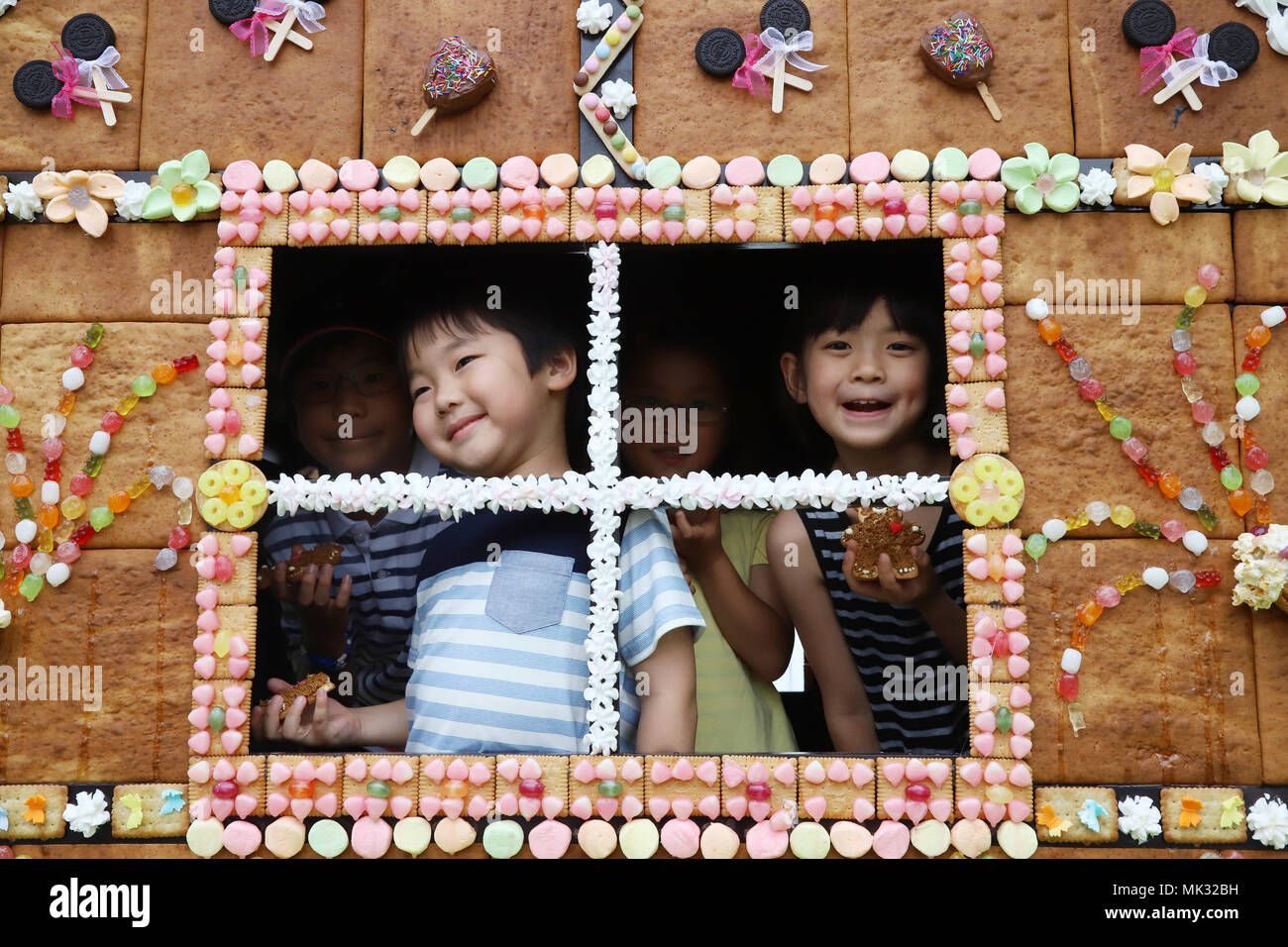 Tokyo, Giappone. Il 3 maggio, 2018. Bambini giapponesi godono di giocare in un 3-metro di altezza dolciumi casa chiamata 'Jiyugaoka dolci della casa' a Tokyo giovedì 3 maggio 2018. La pasticceria La casa è arredata con 4.000 biscotti, pane e caramelle di zucchero per celebrare la Giornata del Bambino del 5 maggio. Credito: Yoshio Tsunoda/AFLO/Alamy Live News Foto Stock