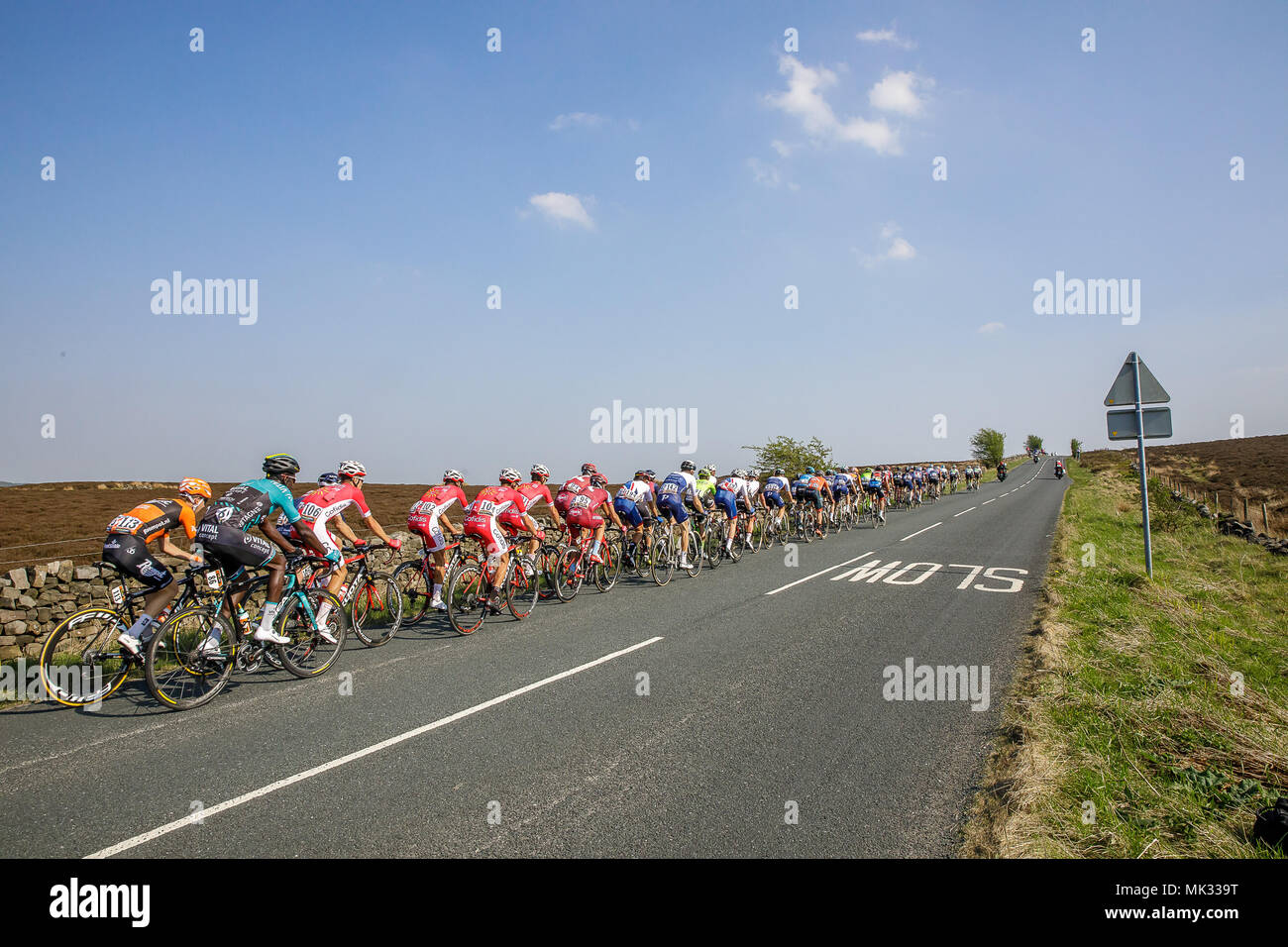 Tour de Yorkshire TDF 2018, Otley, West Yorkshire, Regno Unito. Il 6 maggio, 2018. Tour de Yorkshire il giorno 4. I piloti con 35km per andare su Asquith Moor tra Blubberhouses e Otley © Ian Wray/Alamy live news Foto Stock