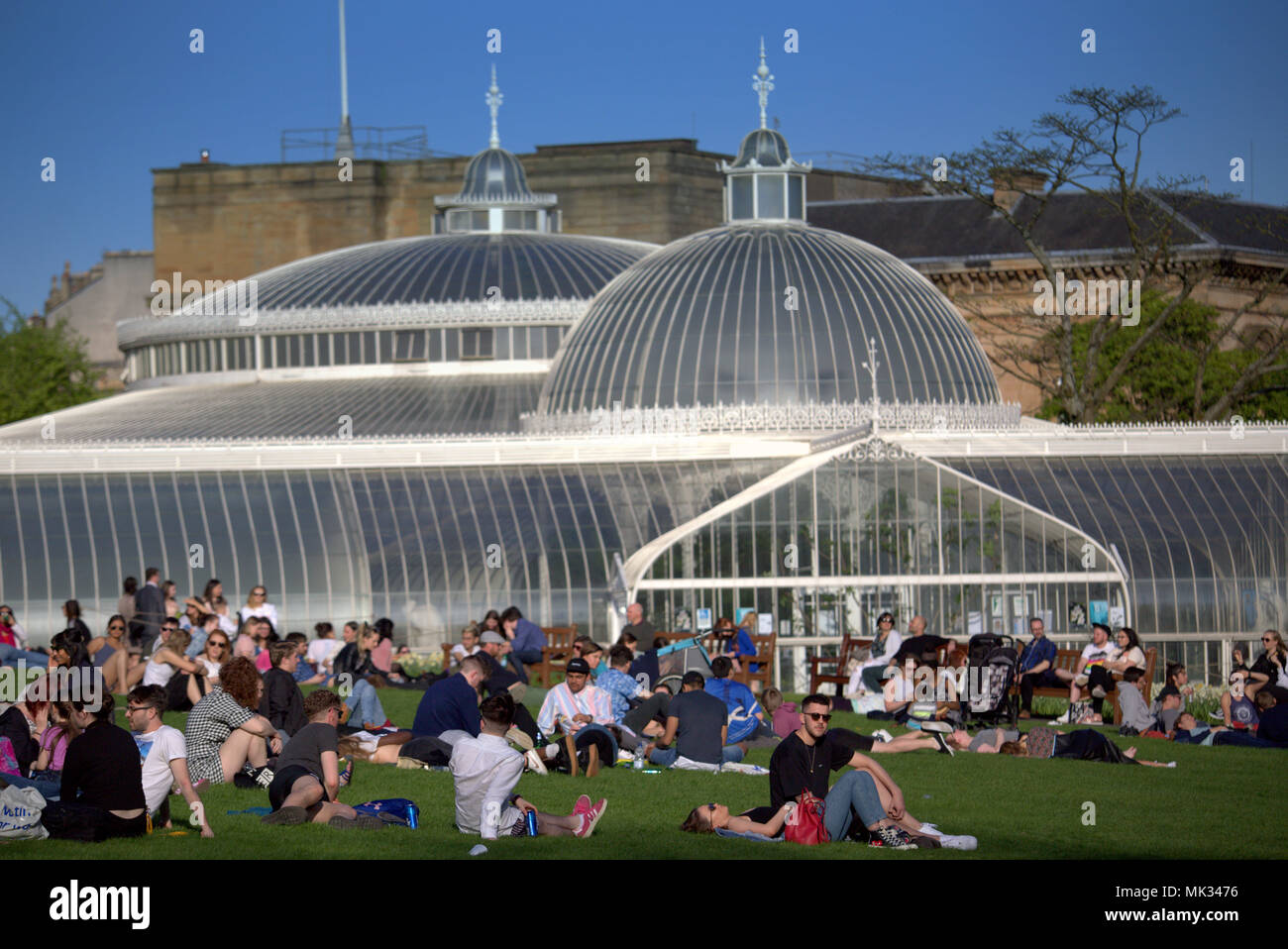 Glasgow, Scotland, Regno Unito il 6 maggio. Regno Unito Meteo : Sereno clima estivo ed infine raggiunge la città per il weekend. La gente del posto e i turisti per godersi il sole nel giardino botanico, la botanica, nel lussuoso west end. Gerard Ferry/Alamy news Foto Stock