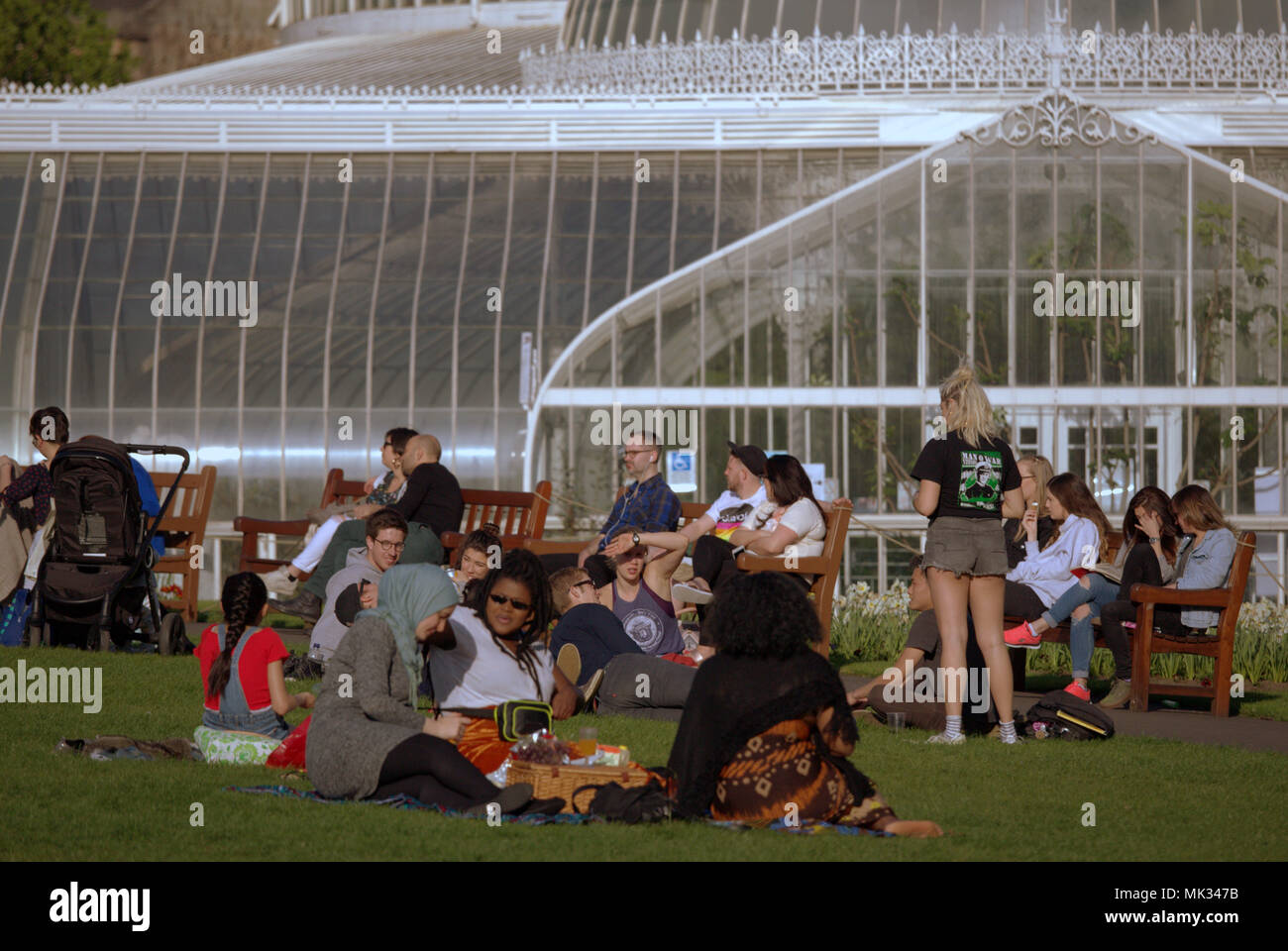 Glasgow, Scotland, Regno Unito il 6 maggio. Regno Unito Meteo : Sereno clima estivo ed infine raggiunge la città per il weekend. La gente del posto e i turisti per godersi il sole nel giardino botanico, la botanica, nel lussuoso west end. Gerard Ferry/Alamy news Foto Stock