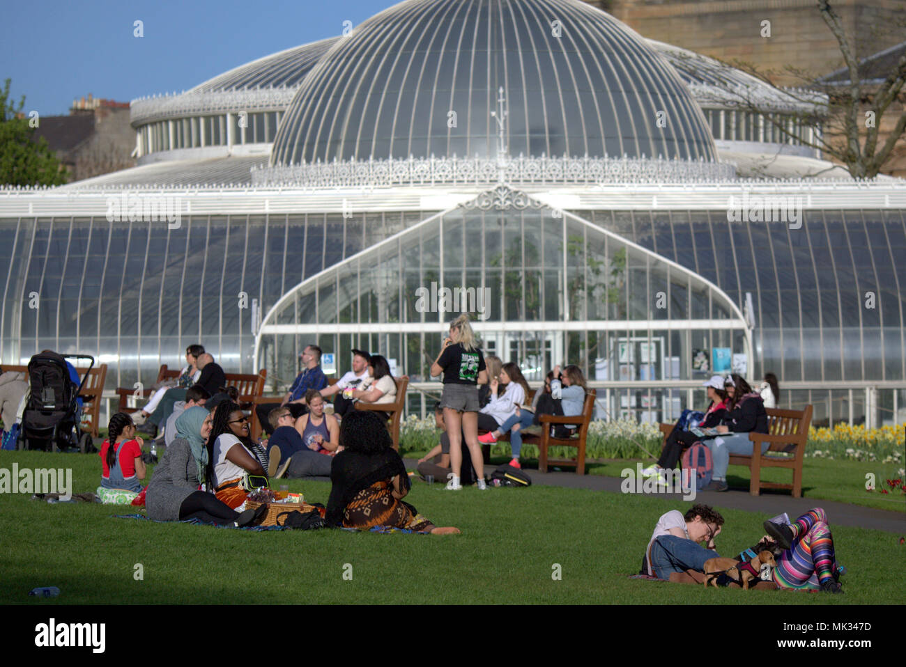 Glasgow, Scotland, Regno Unito il 6 maggio. Regno Unito Meteo : Sereno clima estivo ed infine raggiunge la città per il weekend. La gente del posto e i turisti per godersi il sole nel giardino botanico, la botanica, nel lussuoso west end. Gerard Ferry/Alamy news Foto Stock