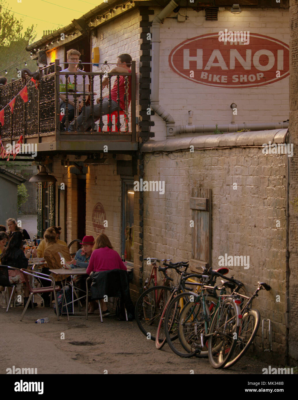 Glasgow, Scotland, Regno Unito il 6 maggio. Regno Unito Meteo : Sereno clima estivo ed infine raggiunge la città per il weekend. La gente del posto e i turisti per godersi il sole in Hanoi bike shop ristorante ristorante Vietnamita in Ruthven Lane Byres Road, nel lussuoso west end. Gerard Ferry/Alamy news Foto Stock