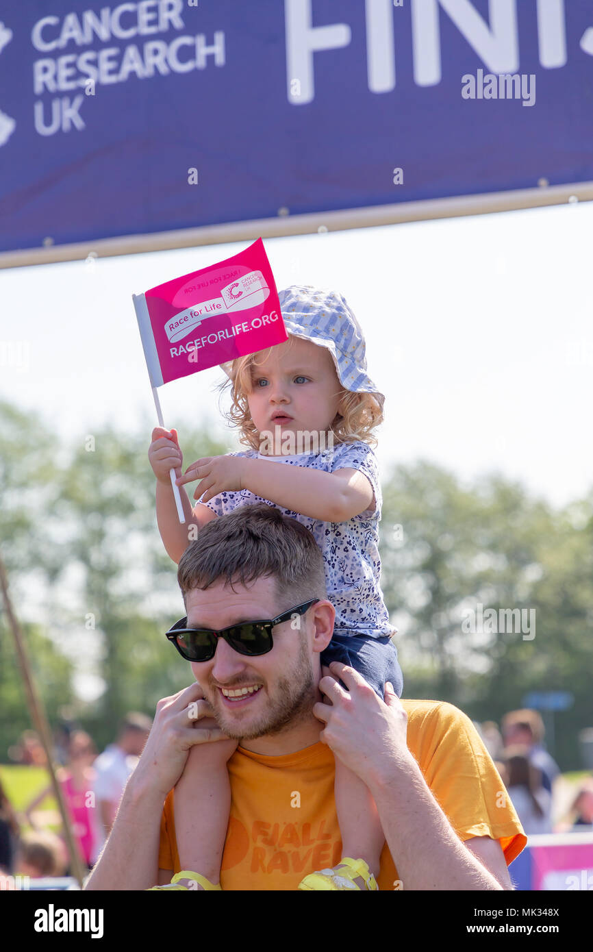 Warrington, Regno Unito, 6 maggio 2018. Il sole e la gara per la vita in Warrington ha portato centinaia di persone al Victoria Park in Warrington Credito: John Hopkins/Alamy Live News Foto Stock