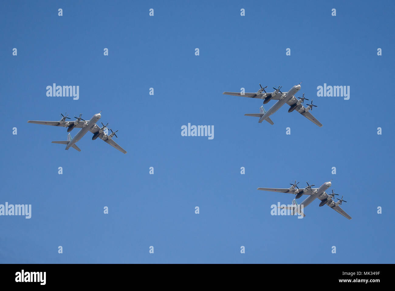 Mosca, Russia. Il 4 maggio, 2018. Il russo Air Force Tupolev Tu-95MS a quattro motori a turboelica powered bombardiere strategico e del missile vettore volare in formazione durante una prova della prossima la Giornata della Vittoria air show segna il 73º anniversario della vittoria sulla Germania nazista nel 1941-45 Grande Guerra Patriottica, il Fronte Orientale della Seconda Guerra Mondiale. Credito: Victor Vytolskiy/Alamy Live News Foto Stock