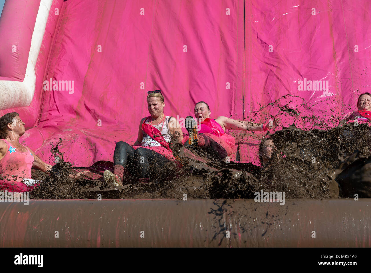 Warrington, Regno Unito, 6 maggio 2018. Il sole e la gara per la vita in Warrington ha portato centinaia di persone al Victoria Park in gara WarringtonThe è noto come la gara fangosa e concorrenti a finire coperto di fango al traguardo Credito: John Hopkins/Alamy Live News Foto Stock