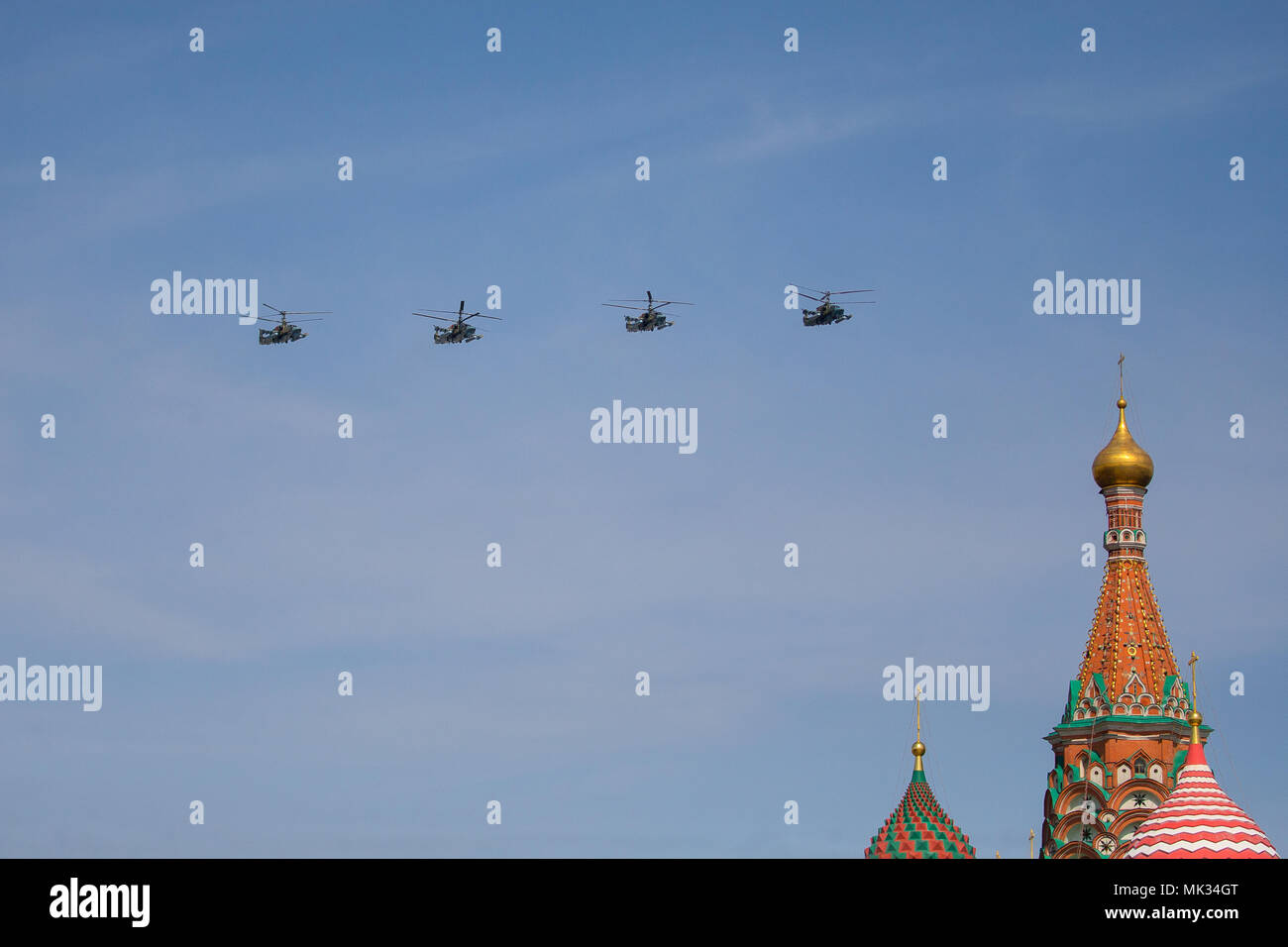 Mosca, Russia. Il 4 maggio, 2018. Il russo Air Force Ka-52 "Alligatore" ricognizione-strike elicottero volare in formazione durante una prova della prossima la Giornata della Vittoria air show segna il 73º anniversario della vittoria sulla Germania nazista nel 1941-45 Grande Guerra Patriottica, il Fronte Orientale della Seconda Guerra Mondiale. Credito: Victor Vytolskiy/Alamy Live News Foto Stock