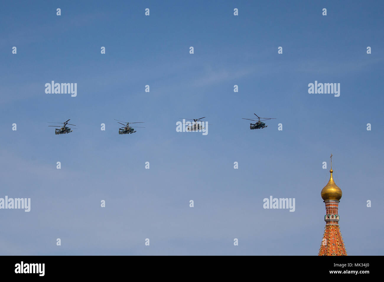 Mosca, Russia. Il 4 maggio, 2018. Il russo Air Force Ka-52 "Alligatore" ricognizione-strike elicottero volare in formazione durante una prova della prossima la Giornata della Vittoria air show segna il 73º anniversario della vittoria sulla Germania nazista nel 1941-45 Grande Guerra Patriottica, il Fronte Orientale della Seconda Guerra Mondiale. Credito: Victor Vytolskiy/Alamy Live News Foto Stock