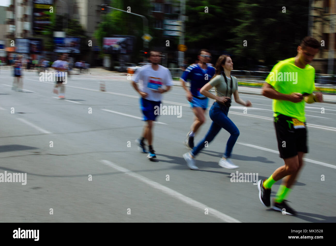 Wizz Air Skopje Marathon, Skopje, R. Macedonia. 6 Maggio 2018 08:30 (GMT+2). Questo anno Wizz Air Skopje maratona è stata con maratona, mezza maratona, una maratona relè e gara 5 km. Anche il fotografo può essere eseguito sulla maratona, sparare e correre. Credit: Dragan Ristovski/Alamy Live News. Foto Stock