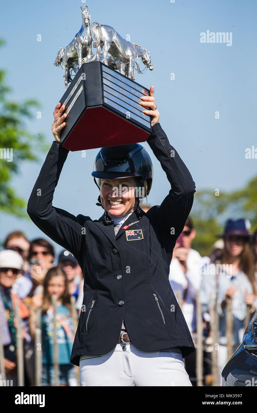 Gloucestershire, Regno Unito. Il 6 maggio, 2018. Prezzo Jonelle (NZL) celebra il vincente Mitsubishi Motors Badminton Horse Trials dopo aver saltato una chiara round sul suo monte Classic Moet seguendo il suo storming round del cross country di ieri. Il sorriso dice tutto Jonelle chi è sposato con compagni di Nuova Zelanda tre giorno eventer Tim prezzo aveva il suo primo bambino in agosto 2017. Il giovane si basano vicino a Marlborough nel Wiltshire Credito: David Betteridge/Alamy Live News Foto Stock