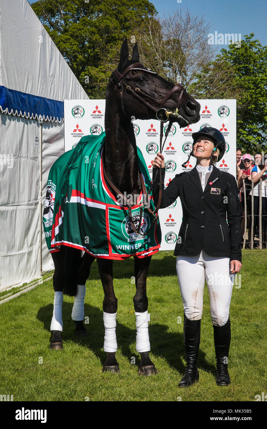 Gloucestershire, Regno Unito. Il 6 maggio, 2018. Prezzo Jonelle (NZL) celebra il vincente Mitsubishi Motors Badminton Horse Trials dopo aver saltato una chiara round sul suo monte Classic Moet seguendo il suo storming round del cross country di ieri. Il sorriso dice tutto Jonelle chi è sposato con compagni di Nuova Zelanda tre giorno eventer Tim prezzo aveva il suo primo bambino in agosto 2017. Il giovane si basano vicino a Marlborough nel Wiltshire Credito: David Betteridge/Alamy Live News Foto Stock