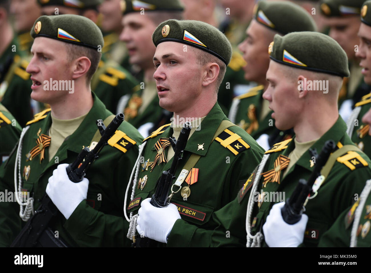 Mosca, Russia. Il 6 maggio, 2018. Soldati russi partecipano alla finale di prove per il V-parata del giorno a Mosca, in Russia, il 6 maggio 2018. Credito: Evgeny Sinitsyn/Xinhua/Alamy Live News Foto Stock