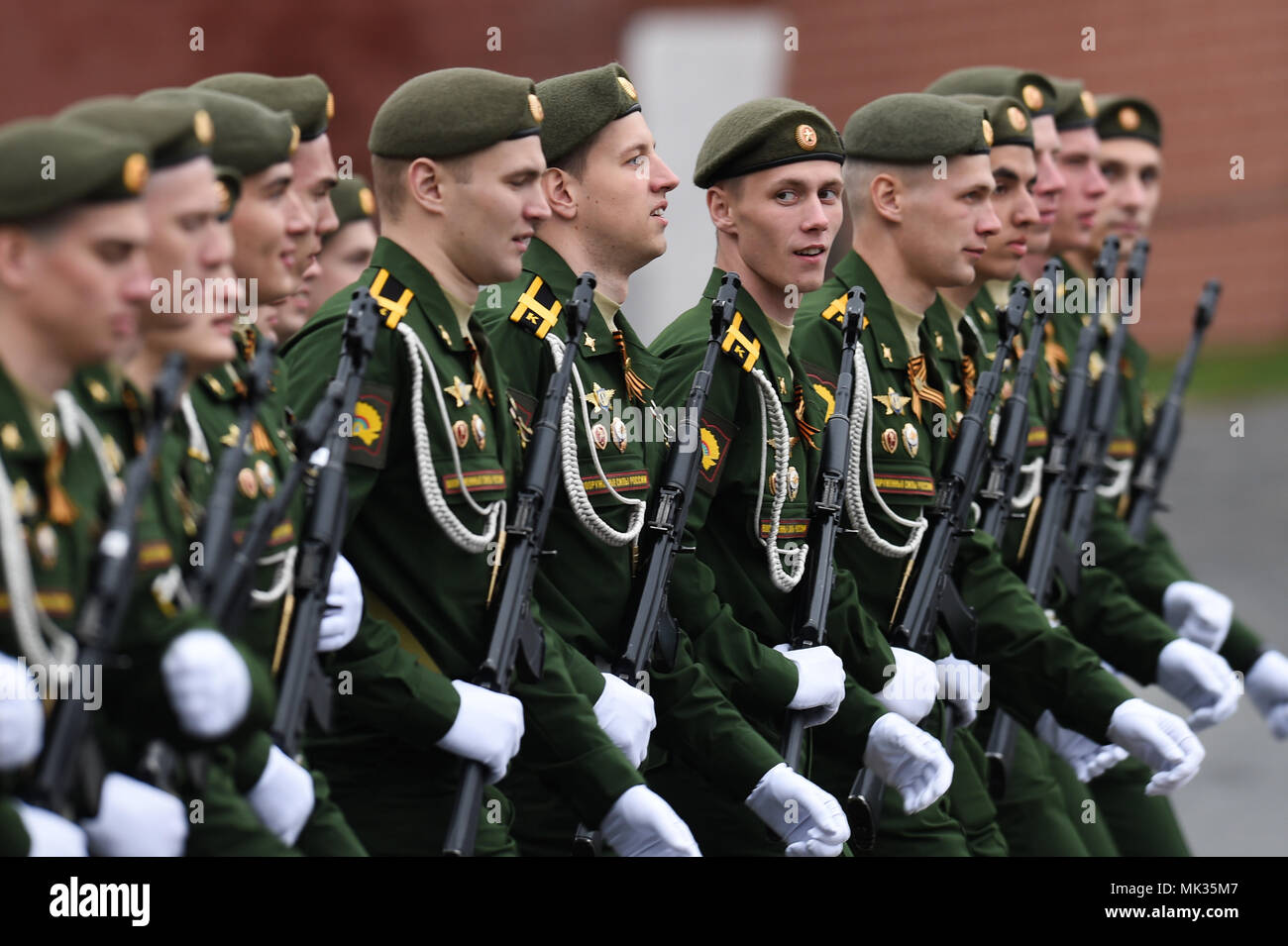 Mosca, Russia. Il 6 maggio, 2018. Soldati russi partecipano alla finale di prove per il V-parata del giorno a Mosca, in Russia, il 6 maggio 2018. Credito: Evgeny Sinitsyn/Xinhua/Alamy Live News Foto Stock