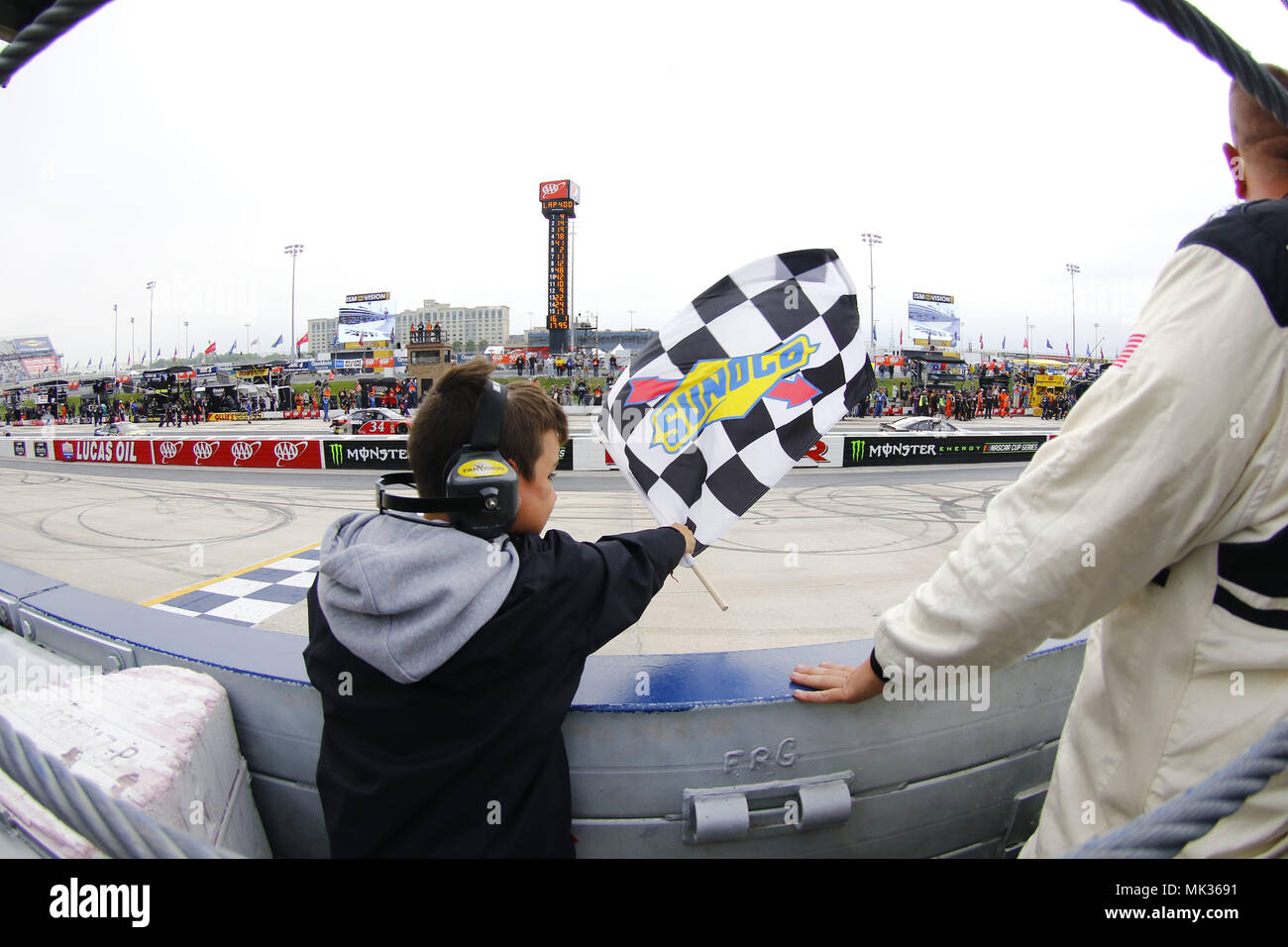 Dover, Delaware, Stati Uniti d'America. Il 6 maggio, 2018. Un NASCAR ufficiale e un giovane fan mano la bandiera a scacchi a Kevin Harvick (4) dopo vince la AAA 400 unità per autismo a Dover International Speedway di Dover, in Delaware. Credito: Chris Owens Asp Inc/ASP/ZUMA filo/Alamy Live News Foto Stock