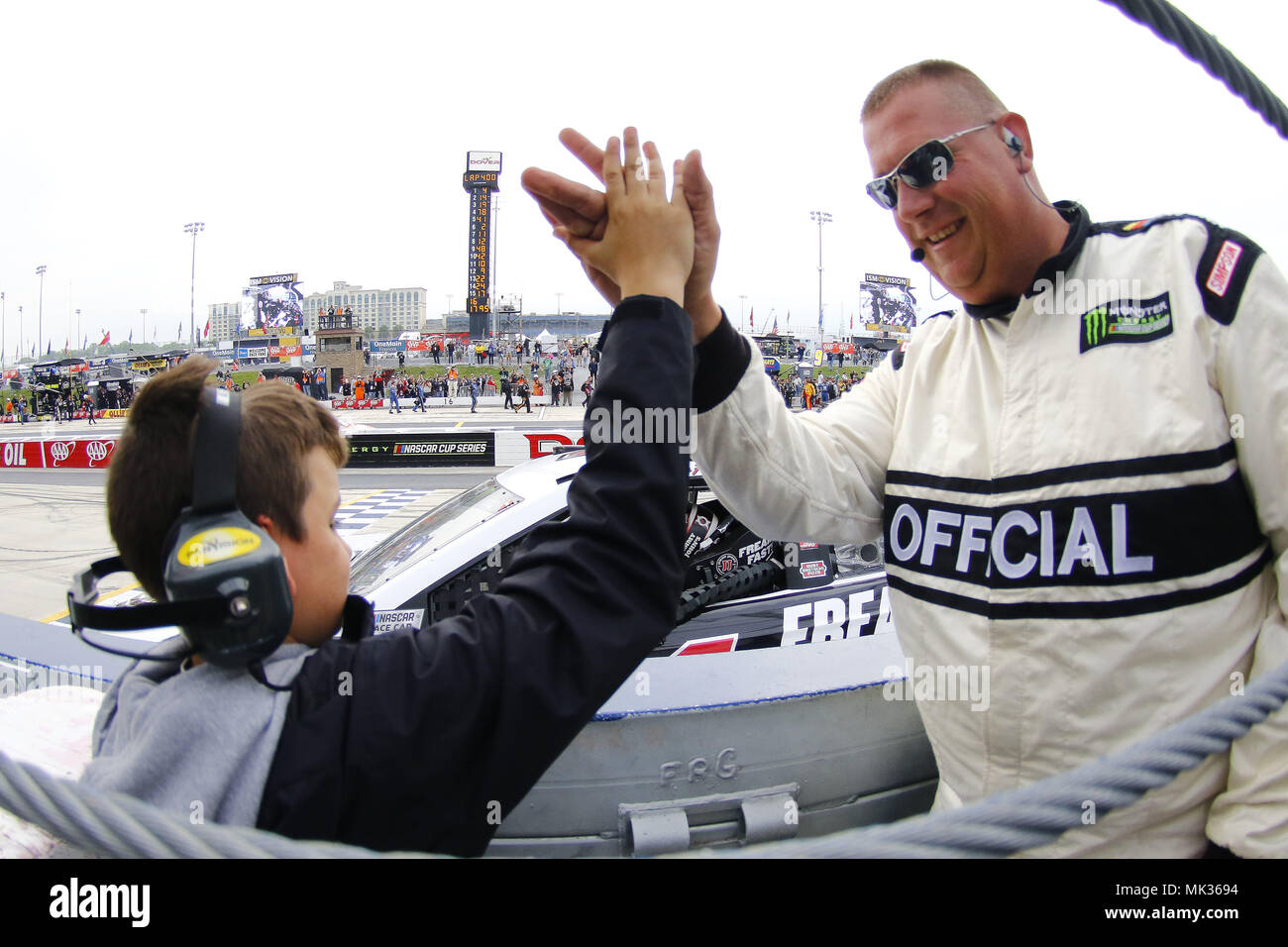 Dover, Delaware, Stati Uniti d'America. Il 6 maggio, 2018. Un NASCAR ufficiale e un giovane fan mano la bandiera a scacchi a Kevin Harvick (4) dopo vince la AAA 400 unità per autismo a Dover International Speedway di Dover, in Delaware. Credito: Chris Owens Asp Inc/ASP/ZUMA filo/Alamy Live News Foto Stock