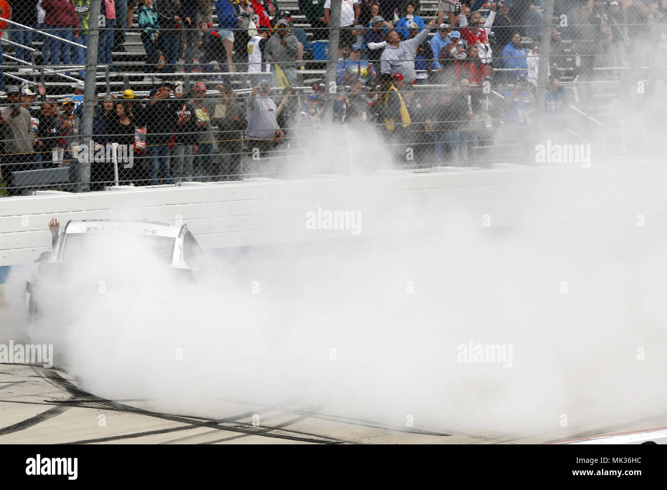 Dover, Delaware, Stati Uniti d'America. Il 6 maggio, 2018. Kevin Harvick (4) celebra dopo prendendo la bandiera a scacchi e conquistando la AAA 400 unità per autismo a Dover International Speedway di Dover, in Delaware. Credito: Chris Owens Asp Inc/ASP/ZUMA filo/Alamy Live News Foto Stock