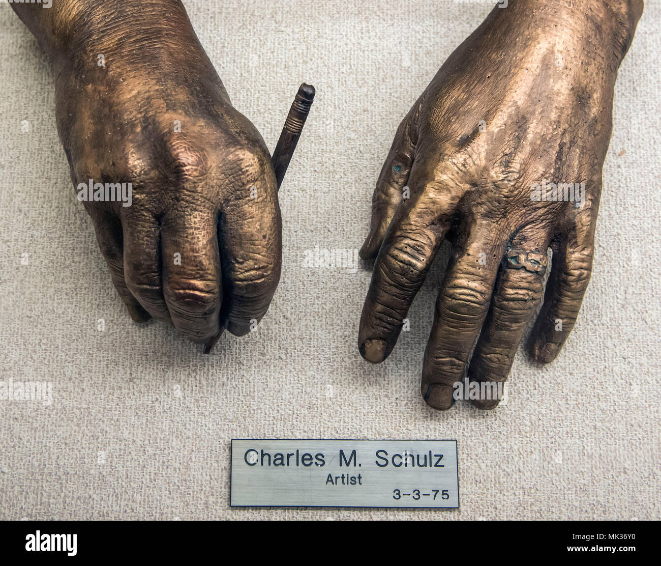 Dallas, Texas, Stati Uniti d'America. 06 Maggio, 2018. Il bronzato mani dell'artista Charles Schultz sul display al George W. Truett Memorial Hospital al Baylor University Medical Center. Più di 100 in fusione di bronzo mani di ben noti a persone provenienti da settori della politica, sport, arti e di esplorazione sono opera del chirurgo ortopedico Adrian E. Flatt (1921-2017), la cui specialità è stata chirurgia della mano. Credito: Brian Cahn/ZUMA filo/Alamy Live News Foto Stock