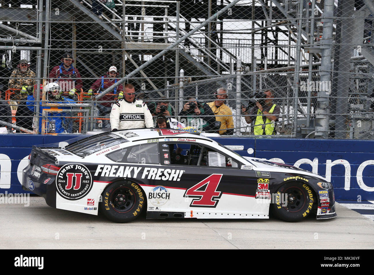 Dover, Delaware, Stati Uniti d'America. Il 6 maggio, 2018. Kevin Harvick (4) celebra dopo prendendo la bandiera a scacchi e conquistando la AAA 400 unità per autismo a Dover International Speedway di Dover, in Delaware. Credito: Chris Owens Asp Inc/ASP/ZUMA filo/Alamy Live News Foto Stock