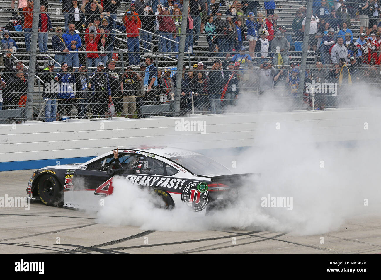 Dover, Delaware, Stati Uniti d'America. Il 6 maggio, 2018. Kevin Harvick (4) celebra dopo prendendo la bandiera a scacchi e conquistando la AAA 400 unità per autismo a Dover International Speedway di Dover, in Delaware. Credito: Chris Owens Asp Inc/ASP/ZUMA filo/Alamy Live News Foto Stock