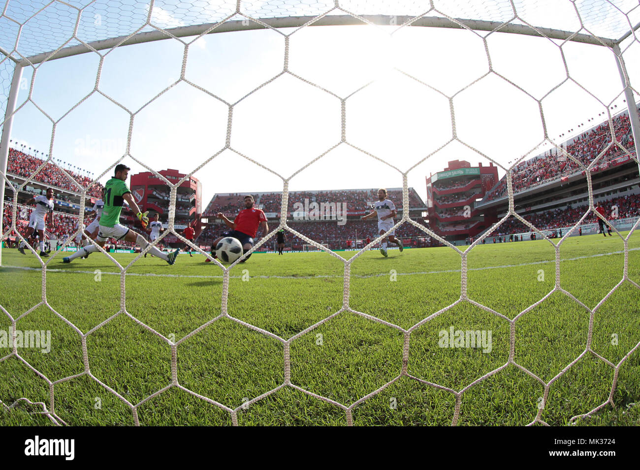 Buenos Aires, Argentina. Il 6 maggio 2018. durante la partita per la Superliga Argentina tra Independiente e Gimnasia LP su Libertadores de América Stadium, Argentina. (Foto: Néstor J. Beremblum / Alamy News) Credito: Néstor J. Beremblum/Alamy Live News Foto Stock