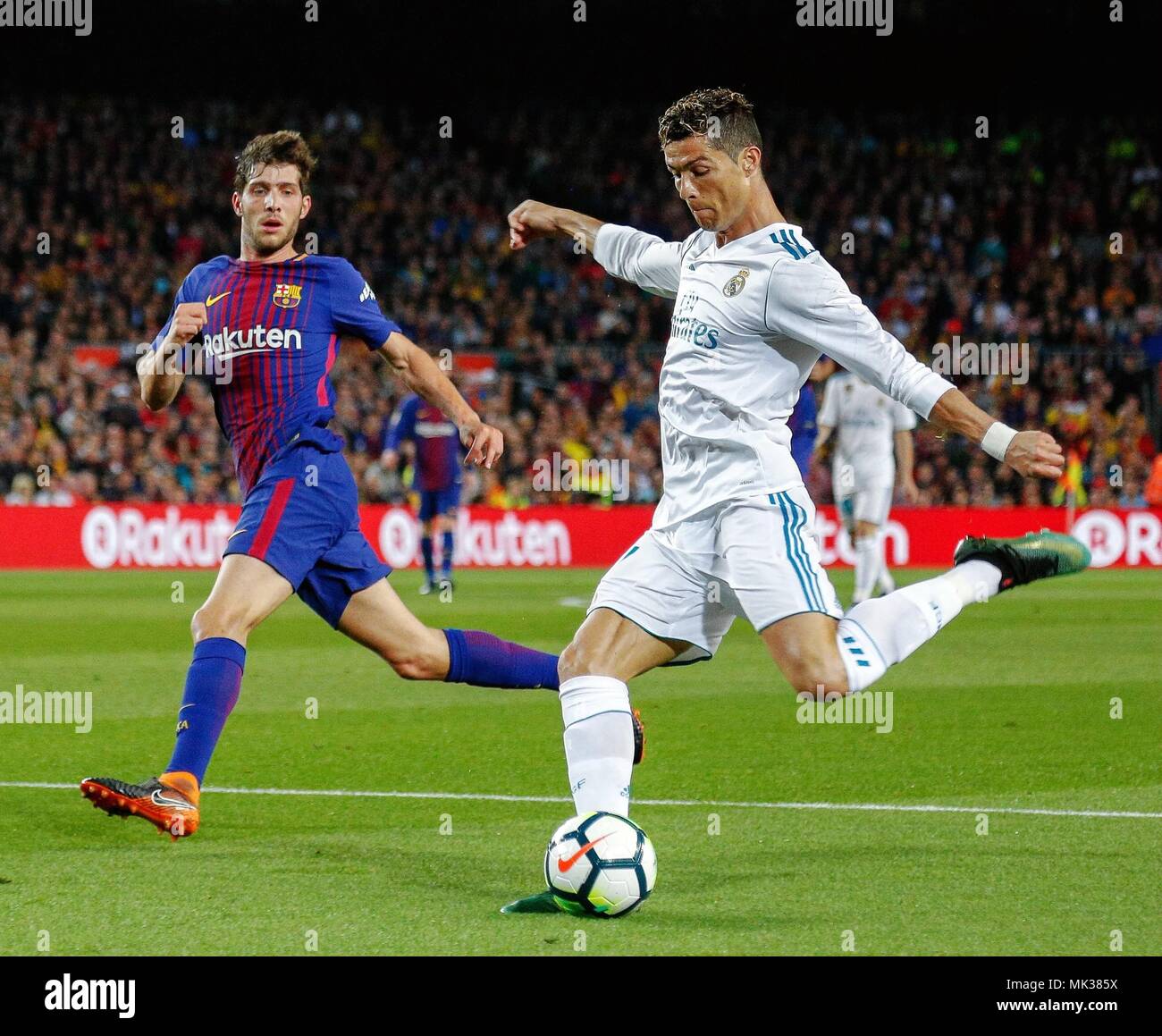 Barcellona, Spagna. Il 6 maggio, 2018. Il Real Madrid di Cristiano Ronaldo  (R) passa la palla durante una Spanish League match tra FC Barcelona e Real  Madrid a Barcellona, Spagna, il 6