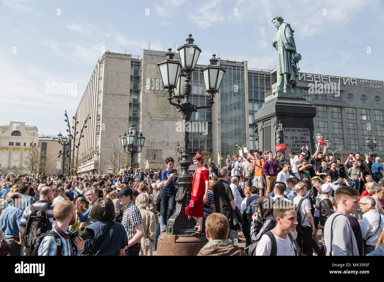 Vista generale della folla di manifestanti durante la dimostrazione. I sostenitori dell'opposizione si sono riuniti sabato presso la piazza Pushkin a Mosca per partecipare a uno non autorizzato anti-Putin rally prima della prossima inaugurazione in un quarto termine. Foto Stock