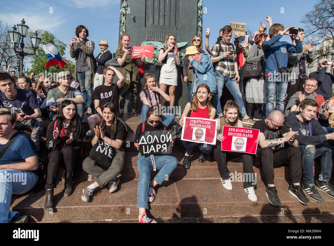 I manifestanti visto holding cartelloni durante la dimostrazione. I sostenitori dell'opposizione si sono riuniti sabato presso la piazza Pushkin a Mosca per partecipare a uno non autorizzato anti-Putin rally prima della prossima inaugurazione in un quarto termine. Foto Stock