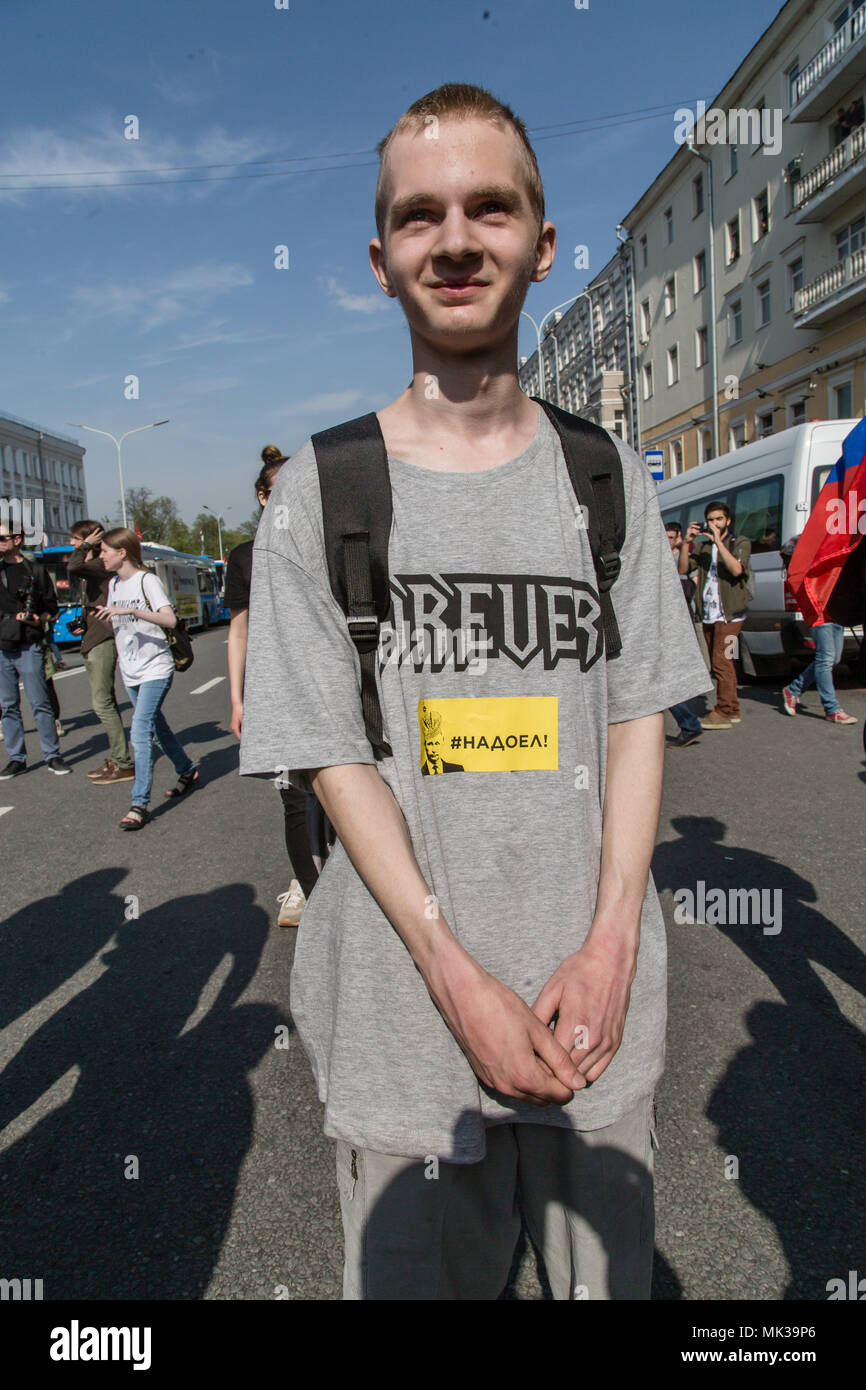 Manifestanti hanno visto la partecipazione durante la dimostrazione. I sostenitori dell'opposizione si sono riuniti sabato presso la piazza Pushkin a Mosca per partecipare a uno non autorizzato anti-Putin rally prima della prossima inaugurazione in un quarto termine. Foto Stock