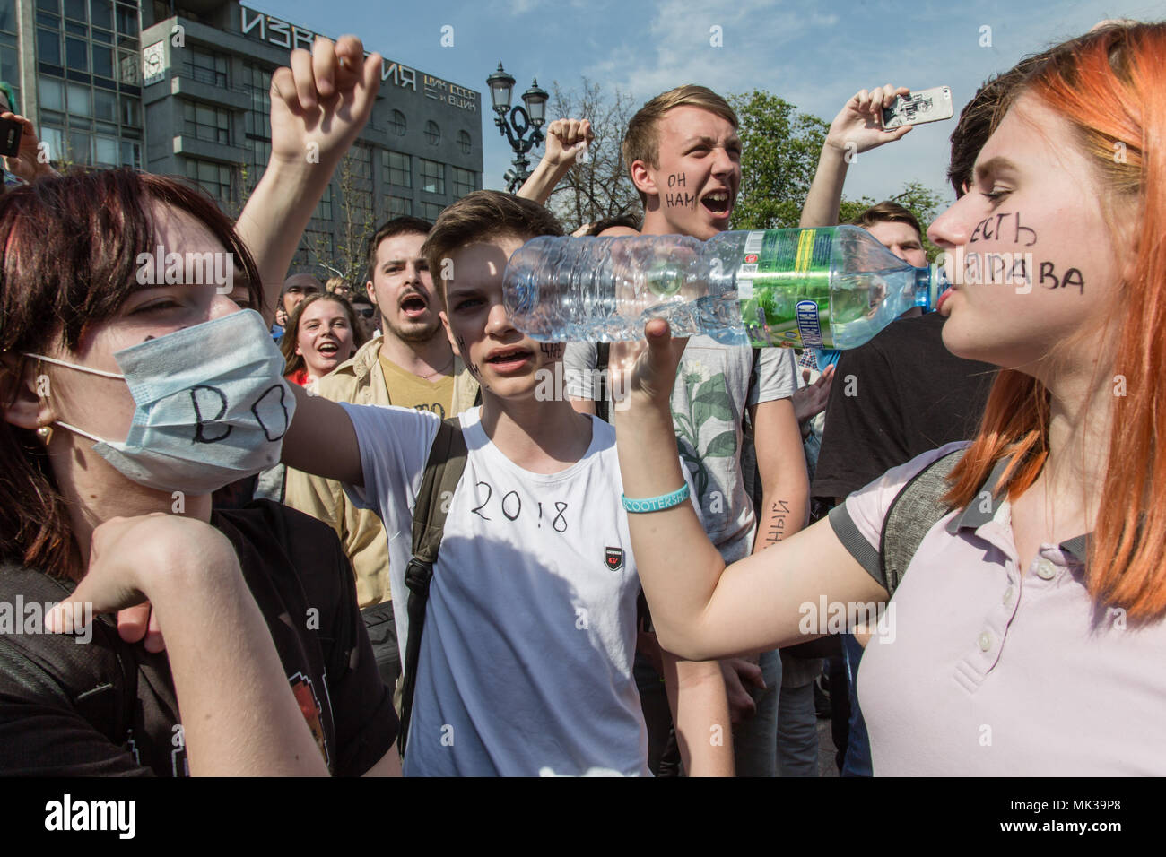 I manifestanti visto gridando slogan durante la dimostrazione. I sostenitori dell'opposizione si sono riuniti sabato presso la piazza Pushkin a Mosca per partecipare a uno non autorizzato anti-Putin rally prima della prossima inaugurazione in un quarto termine. Foto Stock