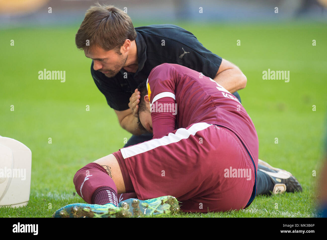 Duesseldorf, Deutschland. 06 Maggio, 2018. Il portiere Kenneth KRONHOLM (KI) è stato colpito da un accendino sulla sua testa e deve essere trattata, lanciare il calcio 2. Bundesliga, 33. Giornata Fortuna Dusseldorf (D) - Holstein Kiel (KI), 06.052018 in Esprit Arena in Duesseldorf/Germania. | Utilizzo di credito in tutto il mondo: dpa/Alamy Live News Foto Stock