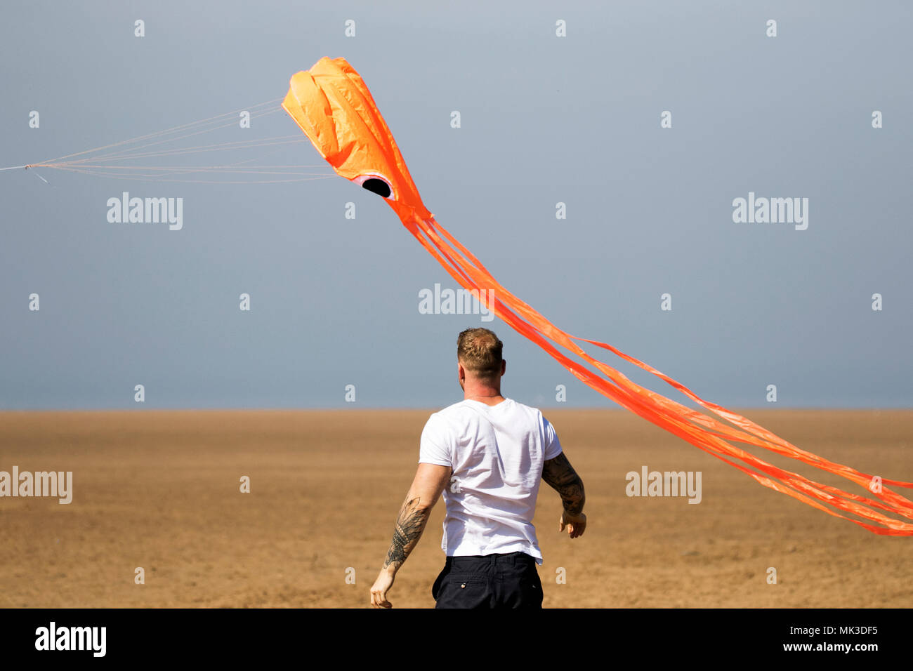 , Lytham St Annes, nel Lancashire. Il 7 maggio 2018. Regno Unito Meteo. Famiglie colpite la spiaggia per un grande giorno fuori e un po' di divertimento al sole sulla sabbia dorata della tradizionale stazione balneare di Lytham St Annes on il Lancashire costa. Credito: Cernan Elias/Alamy Live News Foto Stock
