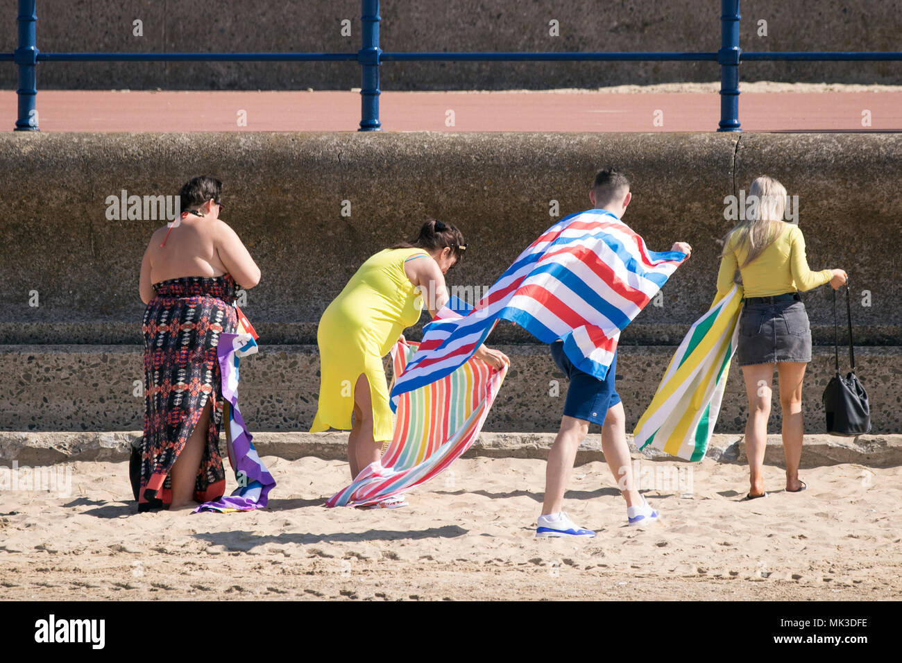 , Lytham St Annes, nel Lancashire. Il 7 maggio 2018. Regno Unito Meteo. Famiglie colpite la spiaggia per un grande giorno fuori e un po' di divertimento al sole sulla sabbia dorata della tradizionale stazione balneare di Lytham St Annes on il Lancashire costa. Credito: Cernan Elias/Alamy Live News Foto Stock