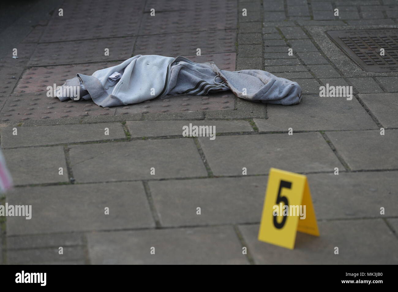 Un capo di abbigliamento si trova sul marciapiede in corrispondenza della giunzione di Palmerston Road e la High Street, in Wealdstone, nel nord-ovest di Londra, dopo due ragazzi di età compresa tra 12 e 15, sono stati girati in corrispondenza di due posizioni in prossimità. Foto Stock