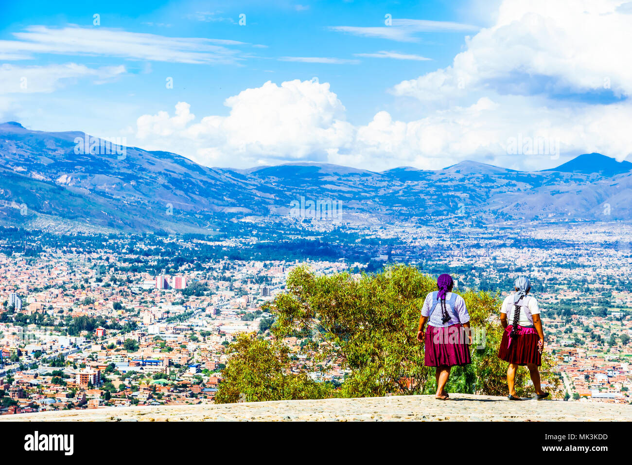 Vista sulle popolazioni indigene in fron del paesaggio di Cochabamba in Bolivia Foto Stock