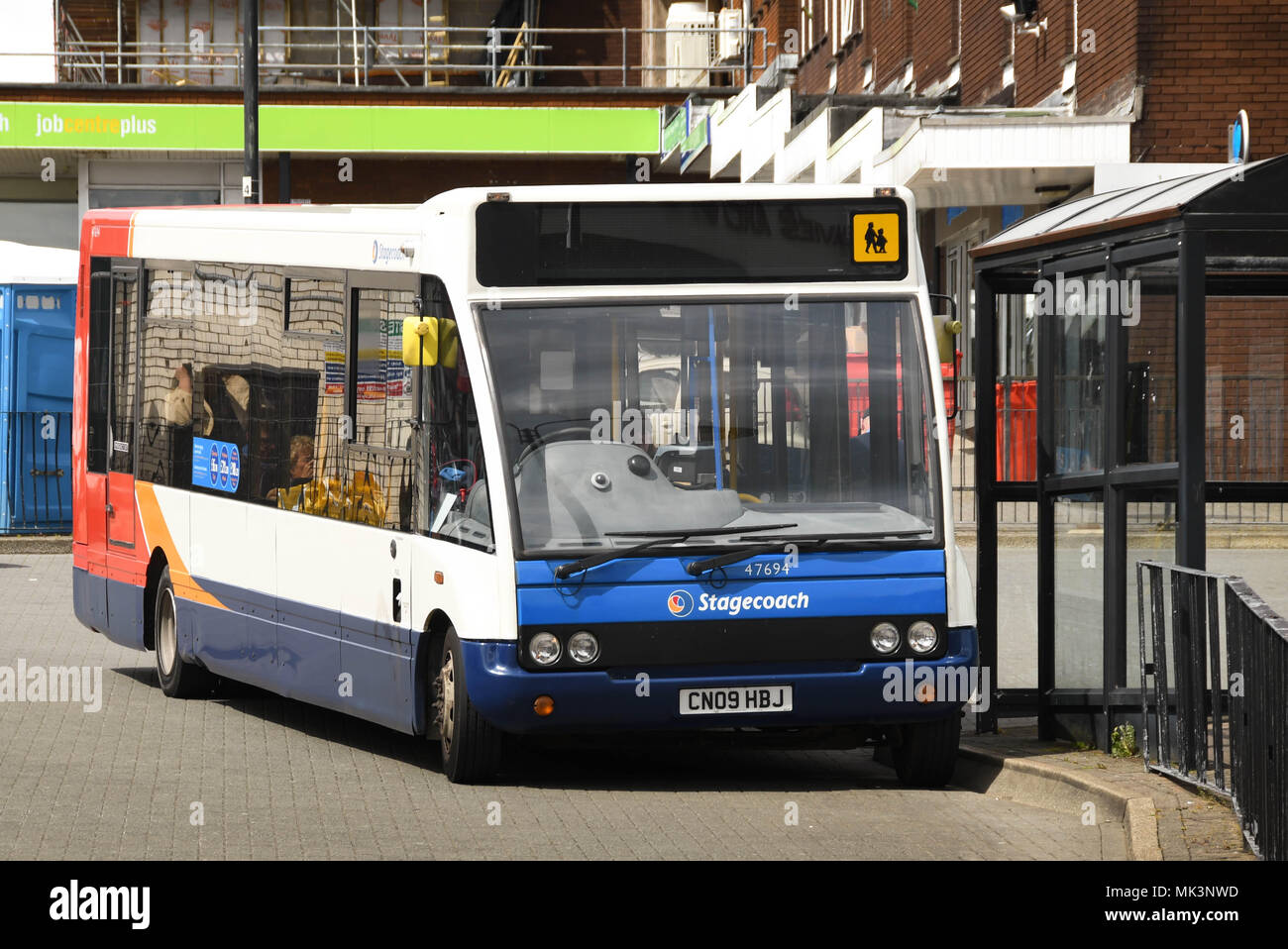 Servizio pubblico di autobus azionati da Stagecoach group plc in attesa di discostarsi da Talbot Green bus station Foto Stock