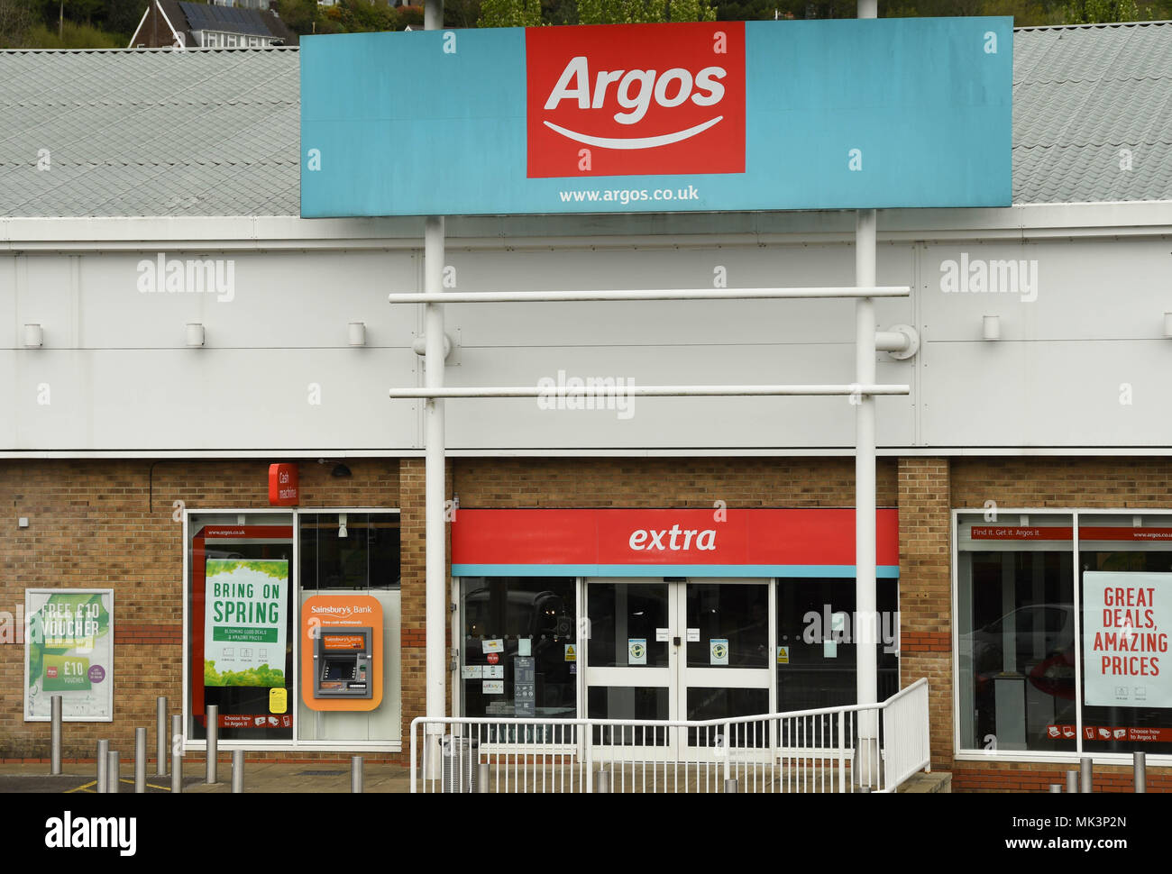 Grande segno sopra l'entrata di un negozio di Argos su un retail park Foto Stock