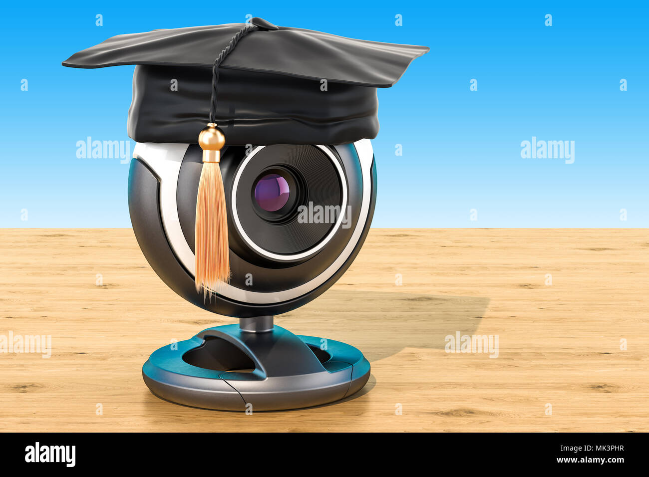 Online il concetto di istruzione, webcam con graduazione il tappo sul tavolo di legno. Il rendering 3D Foto Stock