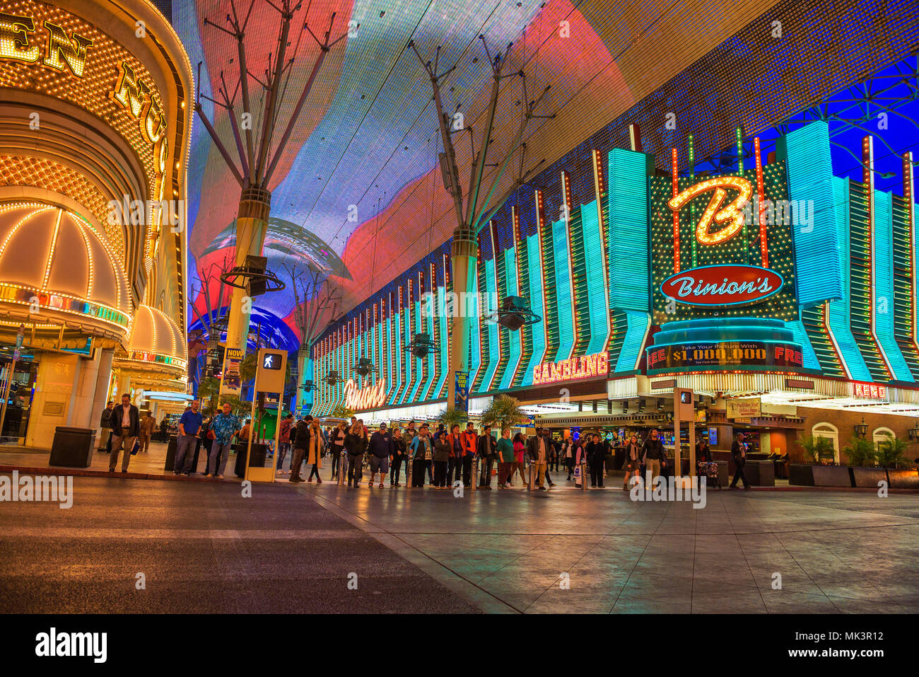 Fremont Street con molte luci al neon e turisti in Las Vegas Foto Stock