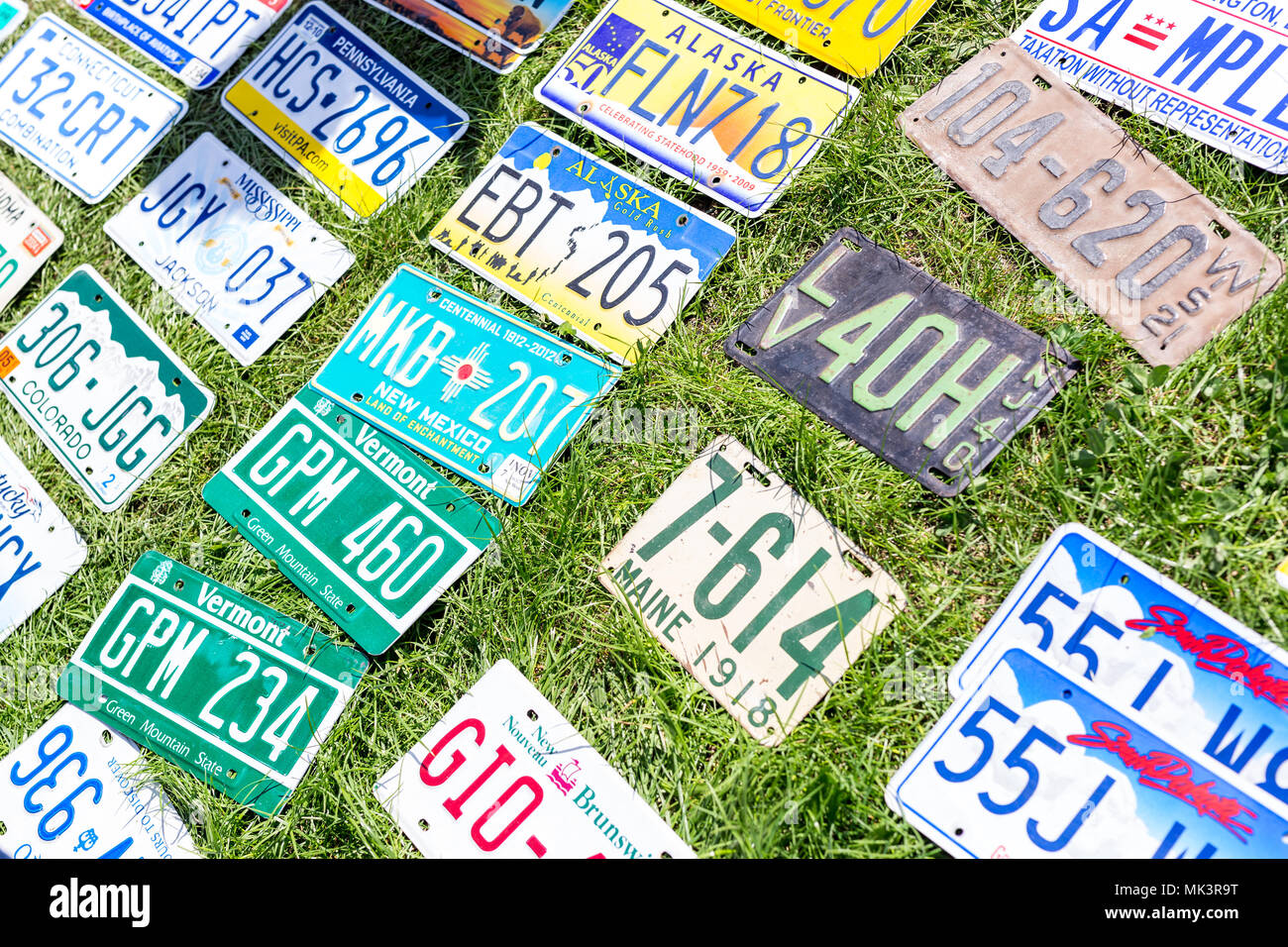 USA diverse auto retrò targhe presso il mercato delle pulci. I veicoli d'epoca i numeri di registrazione giaceva su erba a swap meet. Foto Stock