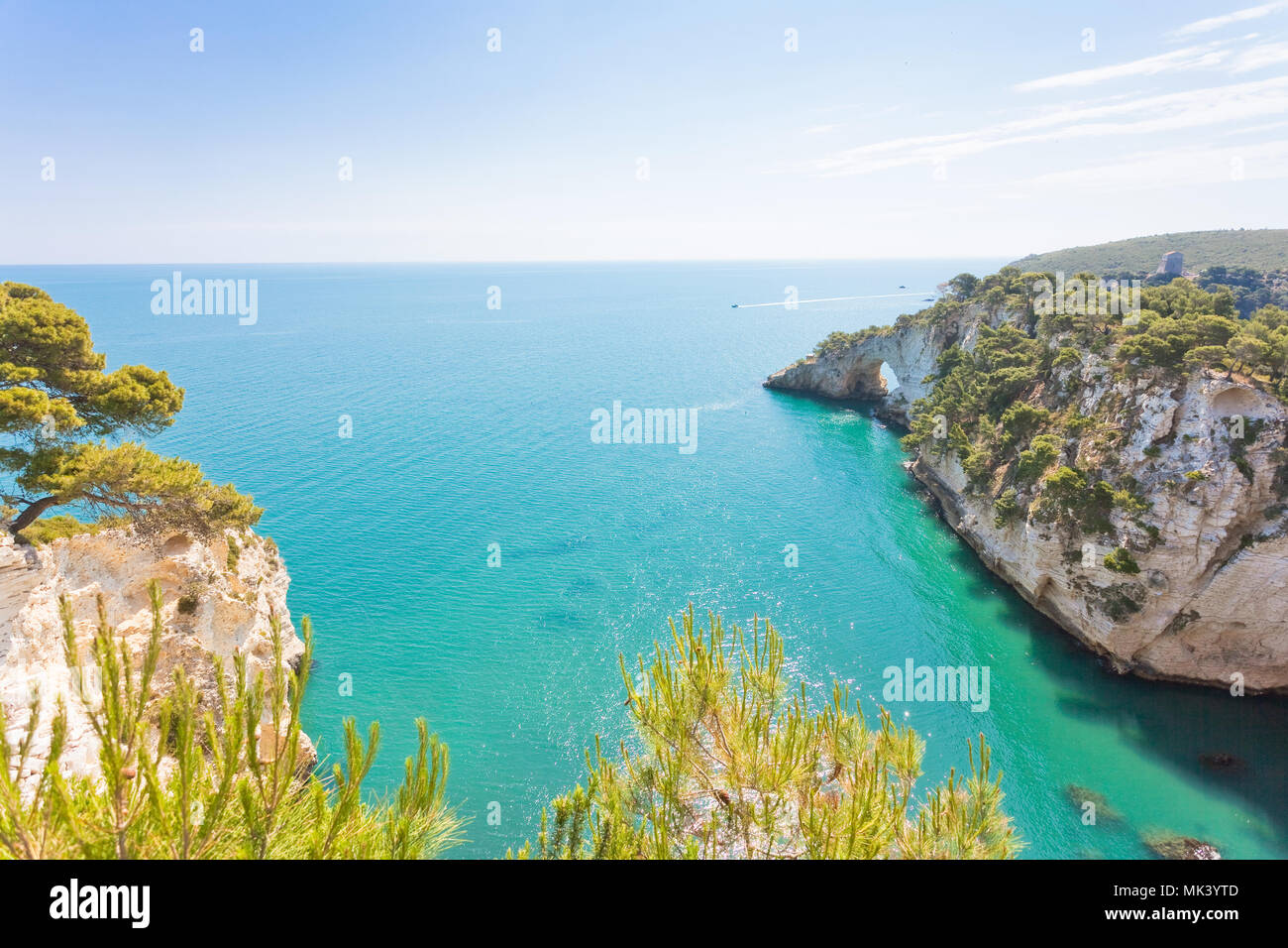 La Grotta della campana piccola, Puglia, Italia - Nascosto sentiero escursionistico per il famoso punto di riferimento Foto Stock