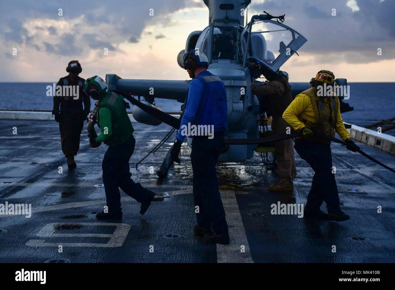 171031-N-BK384-244 mare mediterraneo (ott. 31, 2017) ponte di volo preparare il personale per rifornire un AH-1Z Viper elicottero d'assalto, attaccato al mezzo marino Tiltrotor Squadron (VMM) 161 (rinforzato), sul ponte di volo del San Antonio-classe di trasporto anfibio dock nave USS San Diego (LPD 22) Il 31 ottobre 2017. San Diego è distribuito con l'America anfibio gruppo pronto e il quindicesimo Marine Expeditionary Unit per il supporto di sicurezza marittima e di teatro la cooperazione in materia di sicurezza negli sforzi negli Stati Uniti Sesta flotta area di operazioni. (U.S. Foto di Marina di Massa lo specialista di comunicazione di terza classe Justin A. Schoe Foto Stock