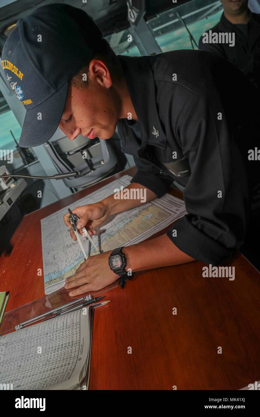 La USS Abraham Lincoln (CVN 72) è una portaerei a propulsione nucleare della classe Nimitz della United States Navy, commissionata nel 1989. Il 1 novembre 2017, la nave operò nell'Oceano Atlantico conducendo qualifiche e addestramento per i vettori. Un'immagine di archivio registra un quartermaster che traccia le posizioni sulle carte di navigazione sul ponte della nave durante il viaggio. Foto Stock