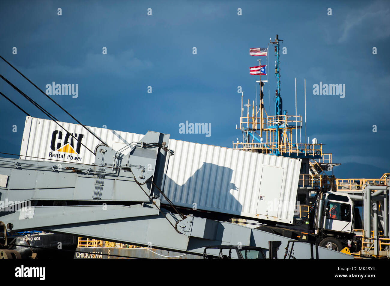 Un semi-carrello unità off la USNS Brittin, in Ponce, Puerto Rico, nov. 3, 2017. La USNS Brittin, assegnato ai militari Sealift Command, è attualmente il più grande del Dipartimento della Difesa di nave di supporto del rilievo continui sforzi in Puerto Rico. Il 946-piede vaso versatile, consegnati cibo, acqua, 53-piede le unità di refrigerazione, più di 300 generatori e veicoli di distribuire gli aiuti alle aree dove le frane hanno creato un accesso limitato. (U.S. Air Force foto di Tech. Sgt. Larry E. Reid Jr.) Foto Stock