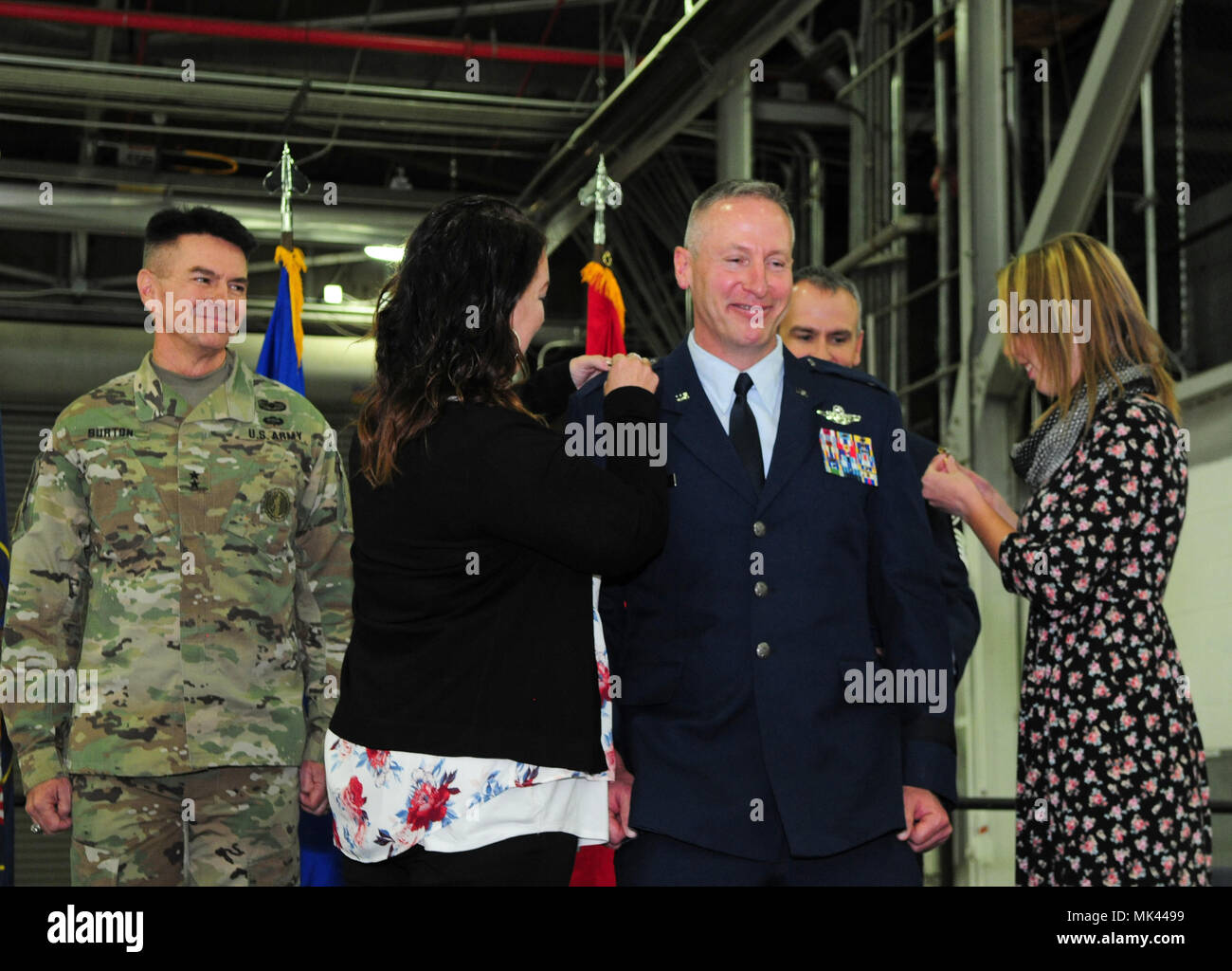Col. Darwin Craig, il direttore del personale congiunto per la Utah Air National Guard, ha il rango di Brig. Gen. segnato dai suoi familiari nel corso di una cerimonia che si è svolta il 9 novembre 4, 2017, a Roland R. WRIGHT Air National Guard Base. (U.S. Air National Guard photo by Staff Sgt. Danny Whitlock/rilasciato) Foto Stock