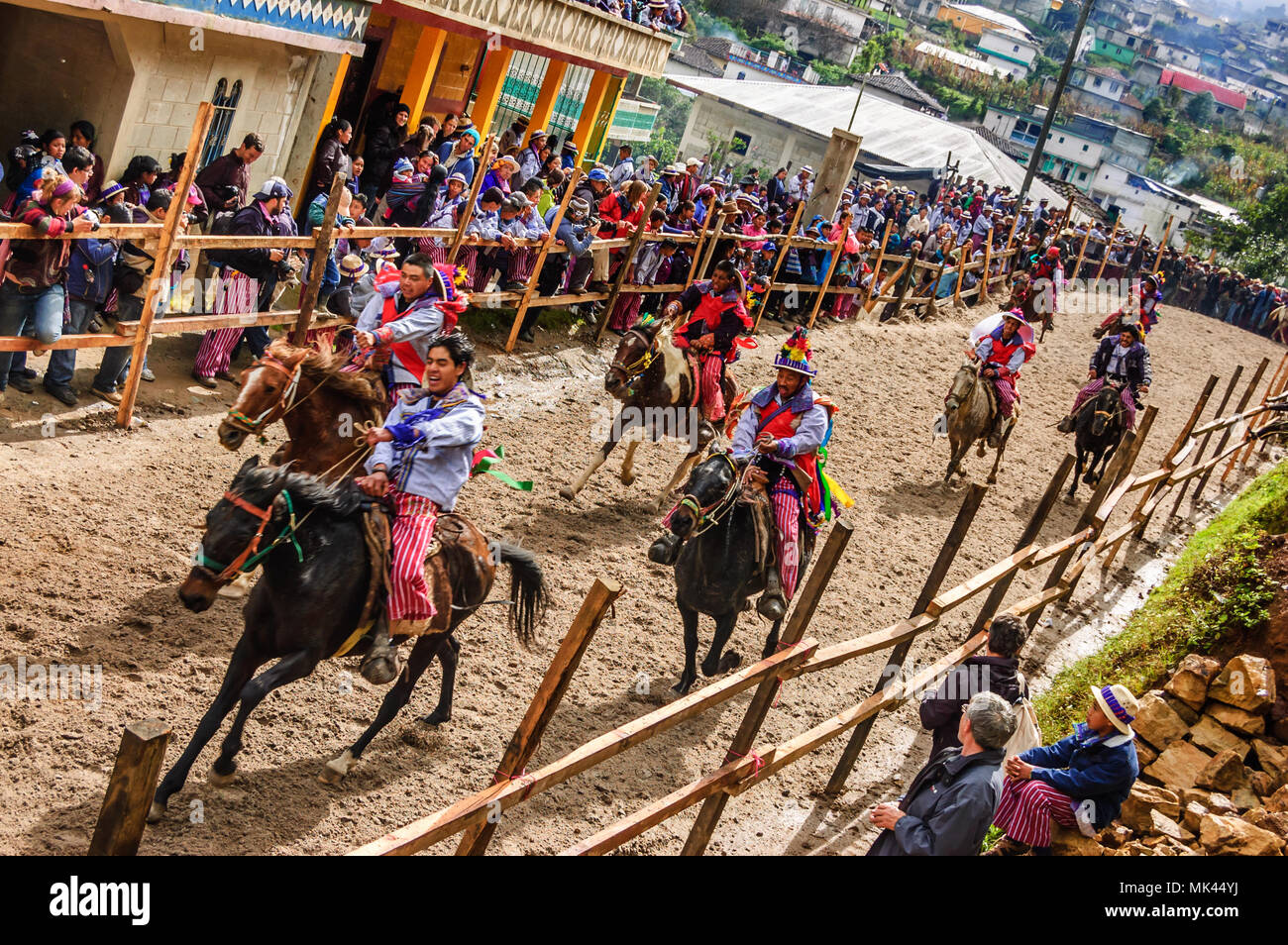 Todos Santos Cuchumatan, Guatemala - 1 Novembre 2011: tradizionalmente condita locali indigene drunkenly i cavalli da corsa il giorno di Ognissanti Foto Stock