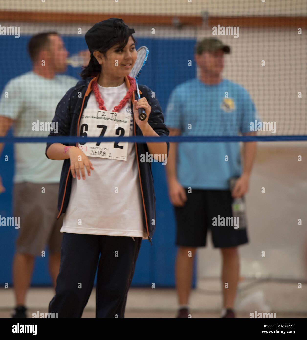 Seira, Kadena speciale atleta olimpico, ascolta l'arbitro prima di giocare a badminton nov. 4, 2017, a Kadena Air Base, Giappone. Quest anno segna il 18° anniversario della KSO, un evento sportivo dedicato ad arricchire la vita degli americani e di Okinawa esigenze particolari individui sull'isola. (U.S. Air Force foto di Senior Airman Quay Drawdy) Foto Stock